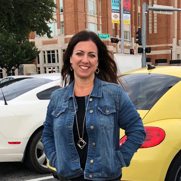 Meet your Posher, Lara - Picture 1 of 1